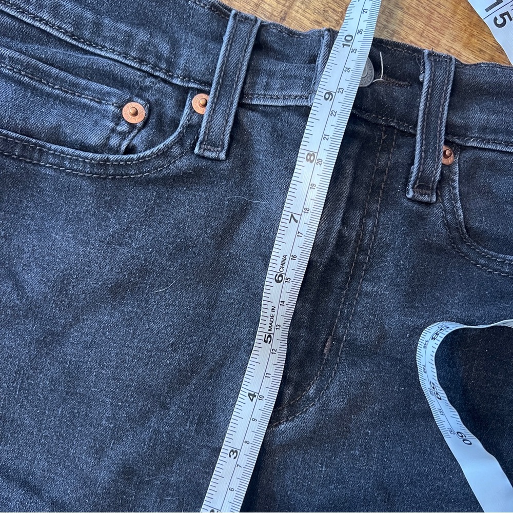 LEVI’S high rise jean shorts washed black - Picture 5 of 5